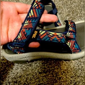 Teva sandals size 6